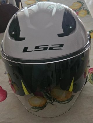 Casco de moto blanco con visera y pegatina