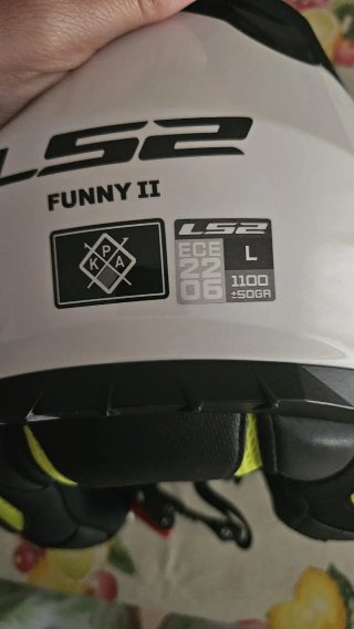 Casco de moto blanco con visera y pegatina