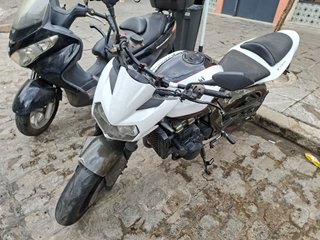 CAMBIO o VENDO Kawasaki Z750 80000 kms. Blanca neg