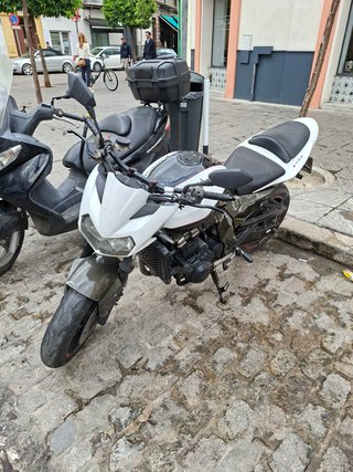CAMBIO o VENDO Kawasaki Z750 80000 kms. Blanca neg