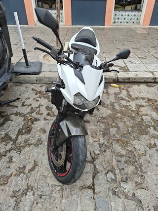 CAMBIO o VENDO Kawasaki Z750 80000 kms. Blanca neg