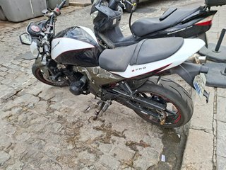 CAMBIO o VENDO Kawasaki Z750 80000 kms. Blanca neg