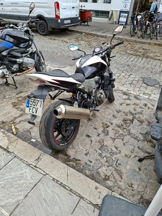 CAMBIO o VENDO Kawasaki Z750 80000 kms. Blanca neg