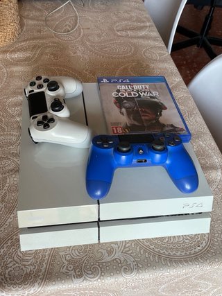 Consola PS4 con 2 mandos y juego