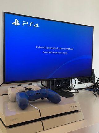 Consola PS4 con 2 mandos y juego