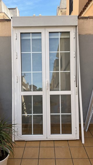 Puerta doble aluminio palillería con persiana