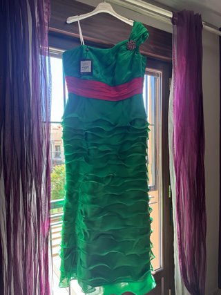 Vestido fiesta verde con fajín rosa