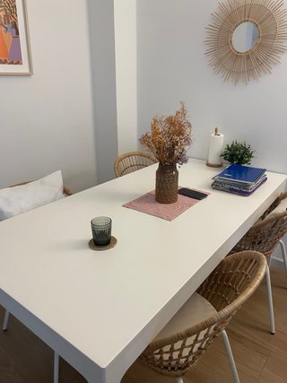 Mesa de comedor de ratán y madera