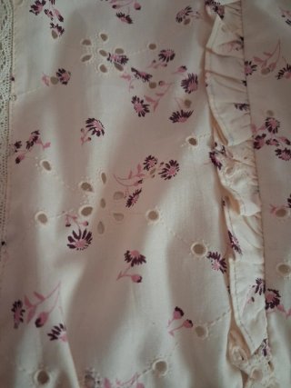 Blusa floral con encaje zara. Nueva