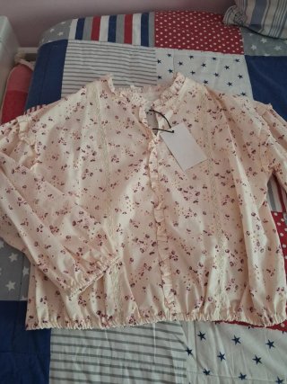 Blusa floral con encaje zara. Nueva