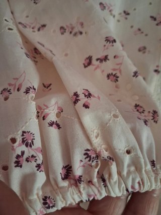 Blusa floral con encaje zara. Nueva