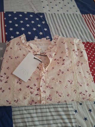 Blusa floral con encaje zara. Nueva