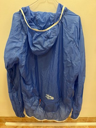 Chubasquero fino azul con capucha