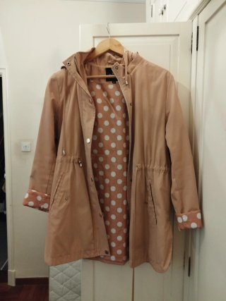 Chaqueta impermeable rosa con lunares