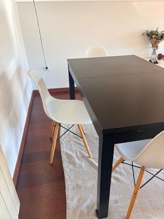 Mesa comedor oscura 140x84cm + 4 sillas