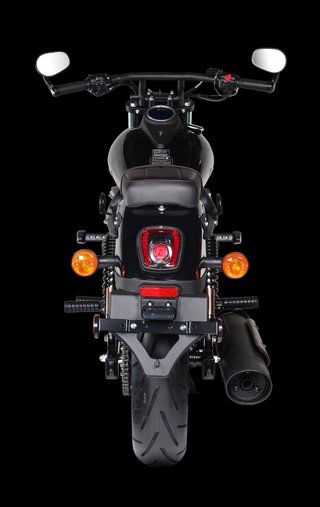UM FREEDOM, motocicleta custom de 125 cc. (Nueva)