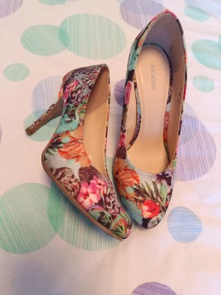 Zapatos de tacón floral multicolor
