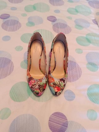 Zapatos de tacón floral multicolor