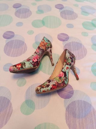 Zapatos de tacón floral multicolor
