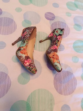 Zapatos de tacón floral multicolor