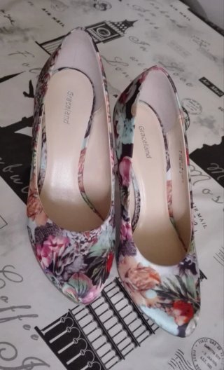 Zapatos de tacón floral multicolor