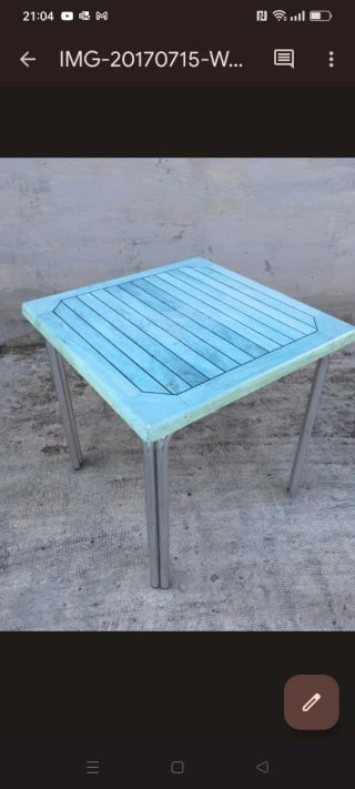 Mesa terraza metal y resina azul