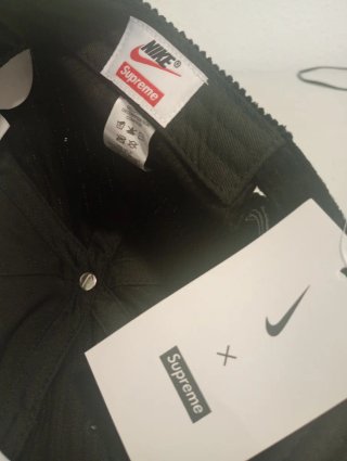 Gorra Supreme Negra Corduroy