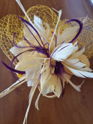 Tocado fiesta y madrina morado y amarillo
