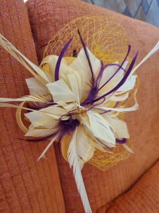 Tocado fiesta y madrina morado y amarillo