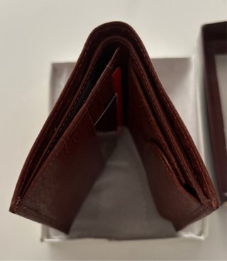 Cartera de piel marrón con monedero y billetero