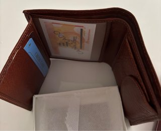 Cartera de piel marrón con monedero y billetero