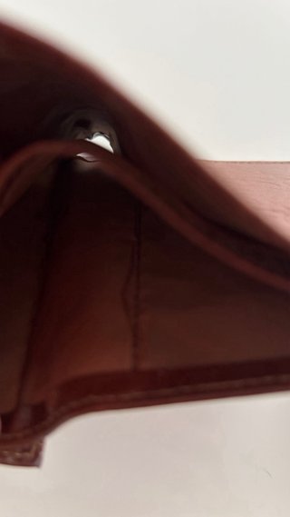 Cartera de piel marrón con monedero y billetero