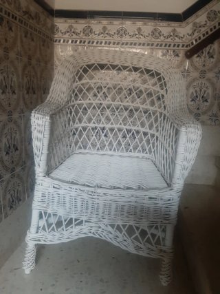 Sillón de mimbre blanco
