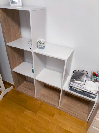 Estantería modular blanca y madera