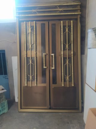 Puertas de calle doradas con rejas