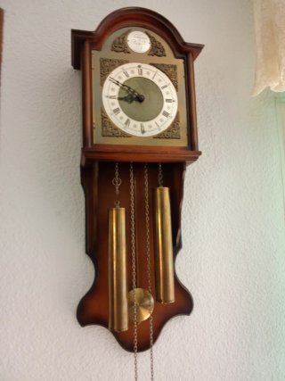 Reloj de pared madera antiguo