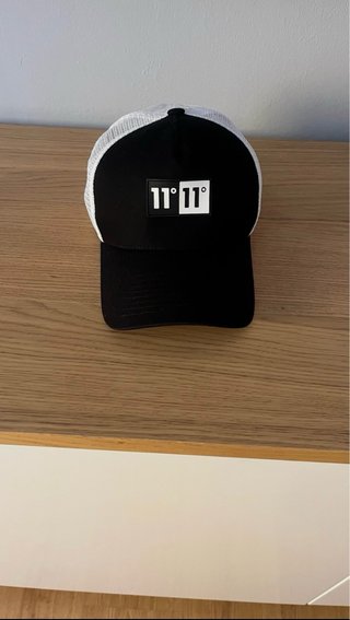Gorra Eleven Degrees negra y blanca 11° 11°