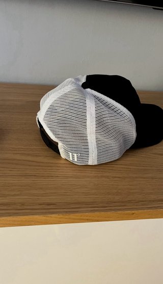 Gorra Eleven Degrees negra y blanca 11° 11°