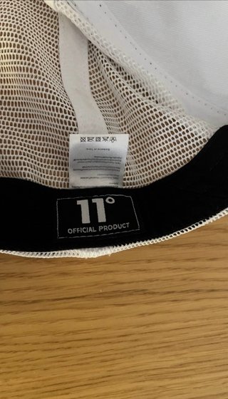Gorra Eleven Degrees negra y blanca 11° 11°