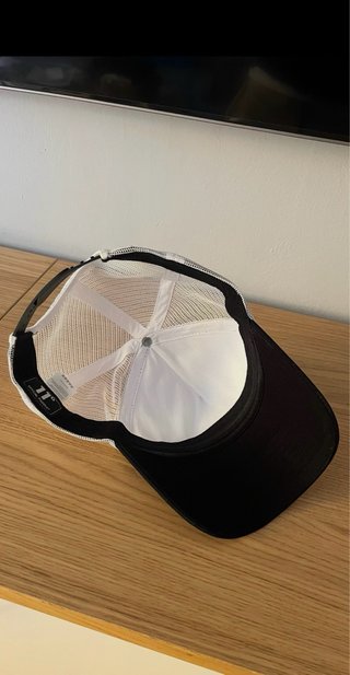 Gorra Eleven Degrees negra y blanca 11° 11°