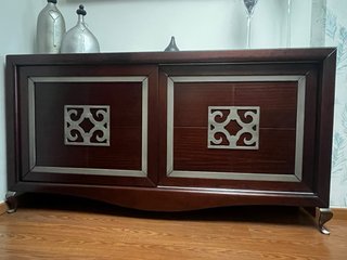Muebles de salón madera oscura con aparador