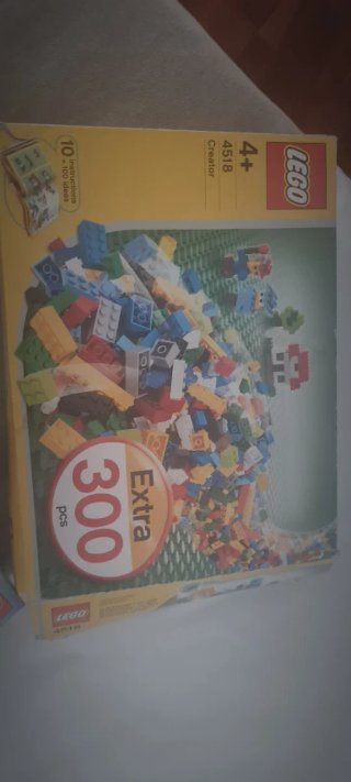 Organizador Lego con piezas, hay más de 8 cajas