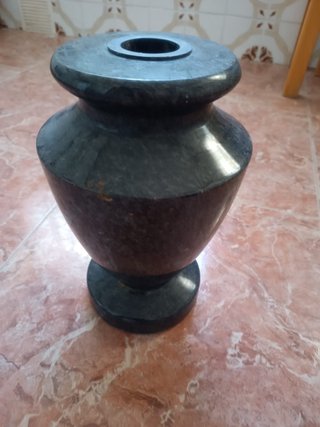Jarrón de mármol y granito lápida