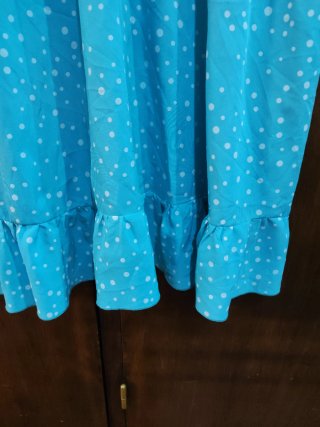 Vestido azul con lunares blancos