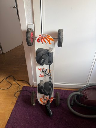 Mountainboard con fijaciones y leash