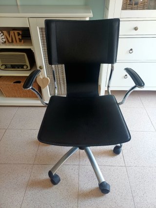 Silla de escritorio negra con ruedas