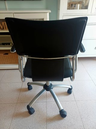 Silla de escritorio negra con ruedas