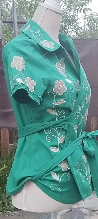 Blusa verde con bordado floral