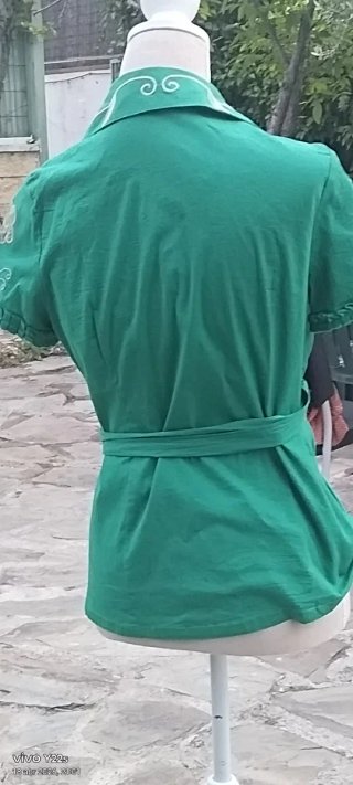 Blusa verde con bordado floral