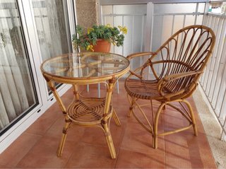 Mesa y sillón de bambú con tapa de cristal